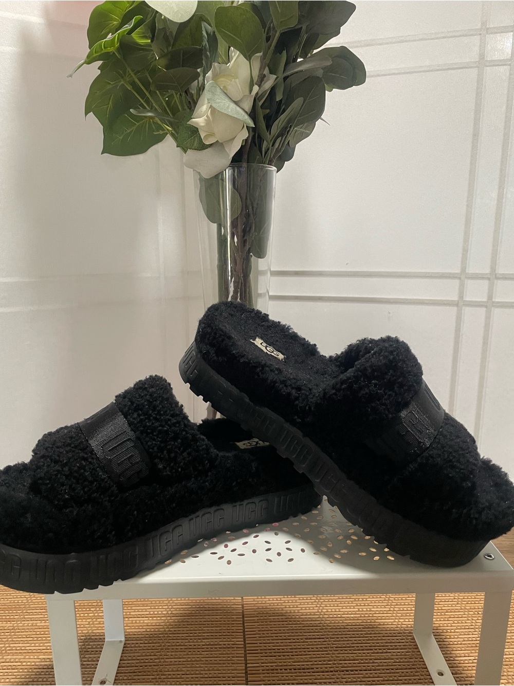 UGG Fluffita Slide Slippers Black Size 7 STYLE: 1113475-BLK